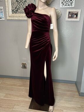Windsor One-Shoulder Velvet Gown in Burgundy